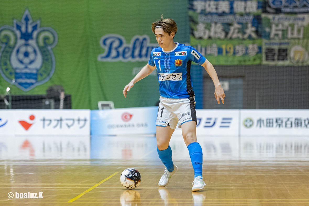 湘南ベルマーレ時代、ボールを持って仕掛ける前川尚志