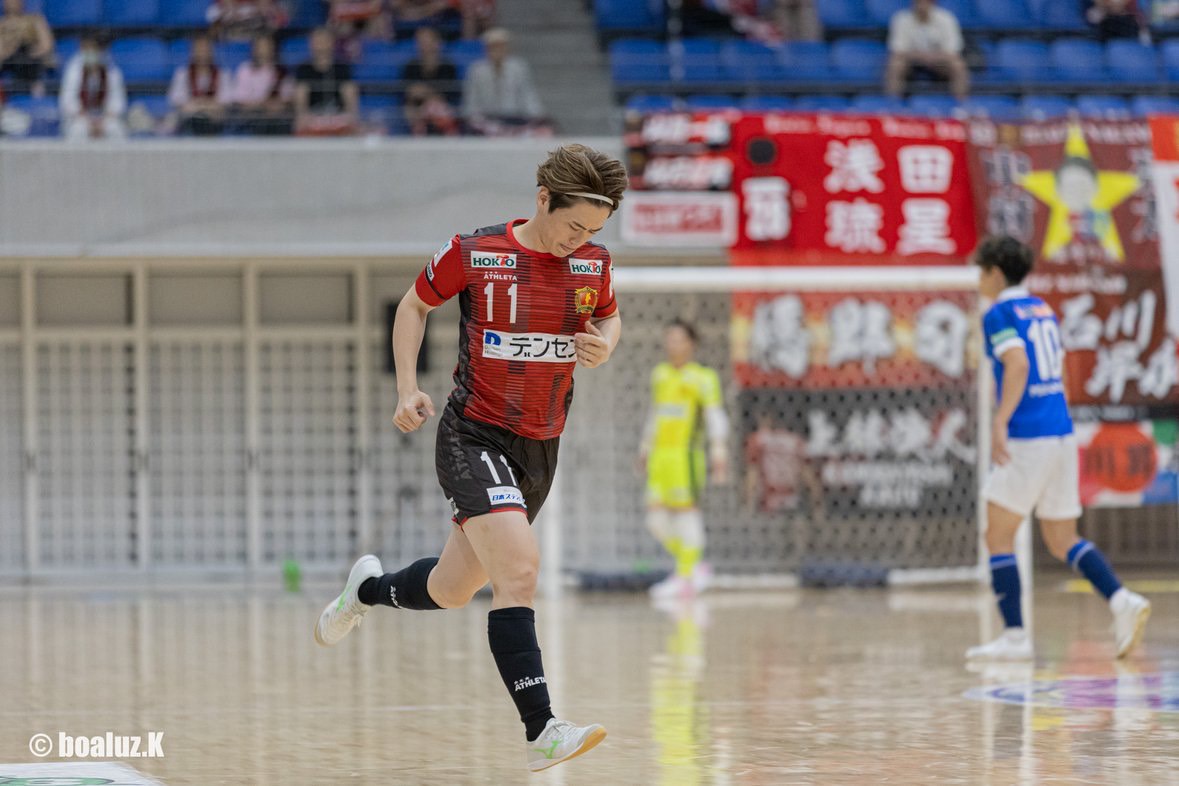 試合中にコートを駆ける前川尚志